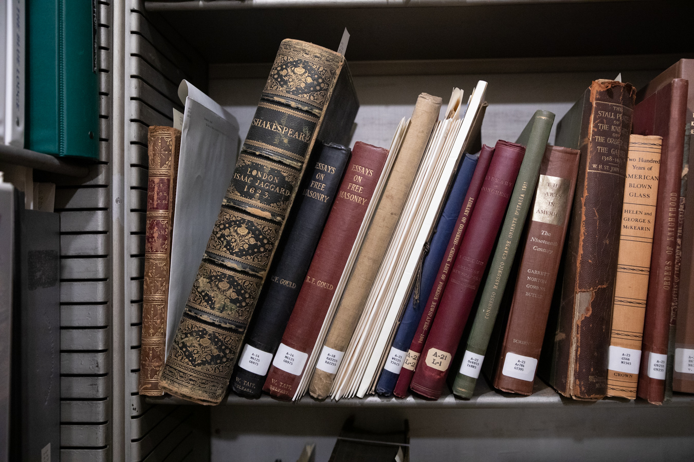 DU3A7240 Books on a book shelf, some are leaning to the side.